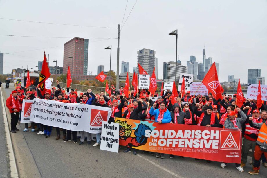 Protest auf der Friedensbrücke vor der Skyline von Frankfurt Protest auf der Friedensbrücke vor der Skyline von Frankfurt