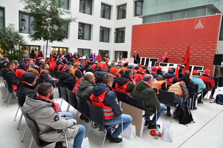 Nach dem Protest vor der chinesischen Botschaft gehen die Streikenden zur Hauptverwaltung der IG Metall Nach dem Protest vor der chinesischen Botschaft gehen die Streikenden zur Hauptverwaltung der IG Metall
