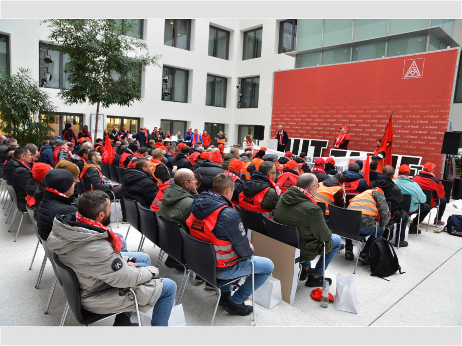 Nach dem Protest vor der chinesischen Botschaft gehen die Streikenden zur Hauptverwaltung der IG Metall