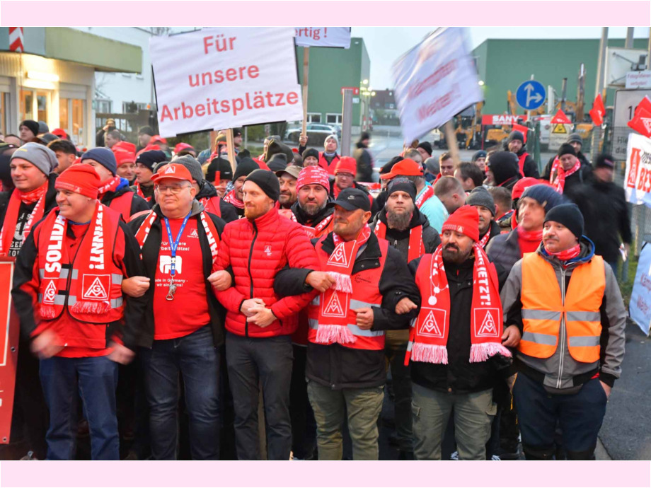 Zusammenhalt vor dem Betriebstor