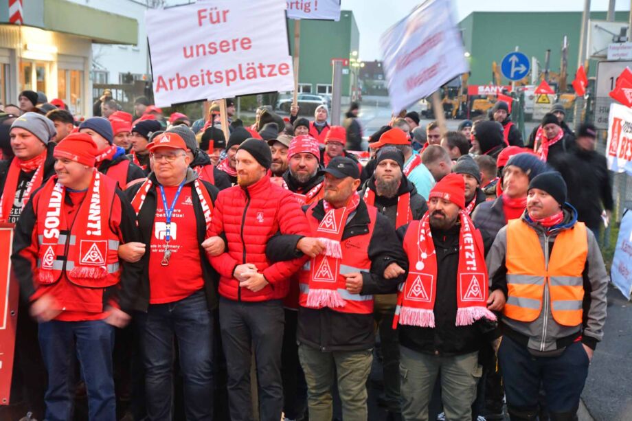 Zusammenhalt vor dem Betriebstor Zusammenhalt vor dem Betriebstor