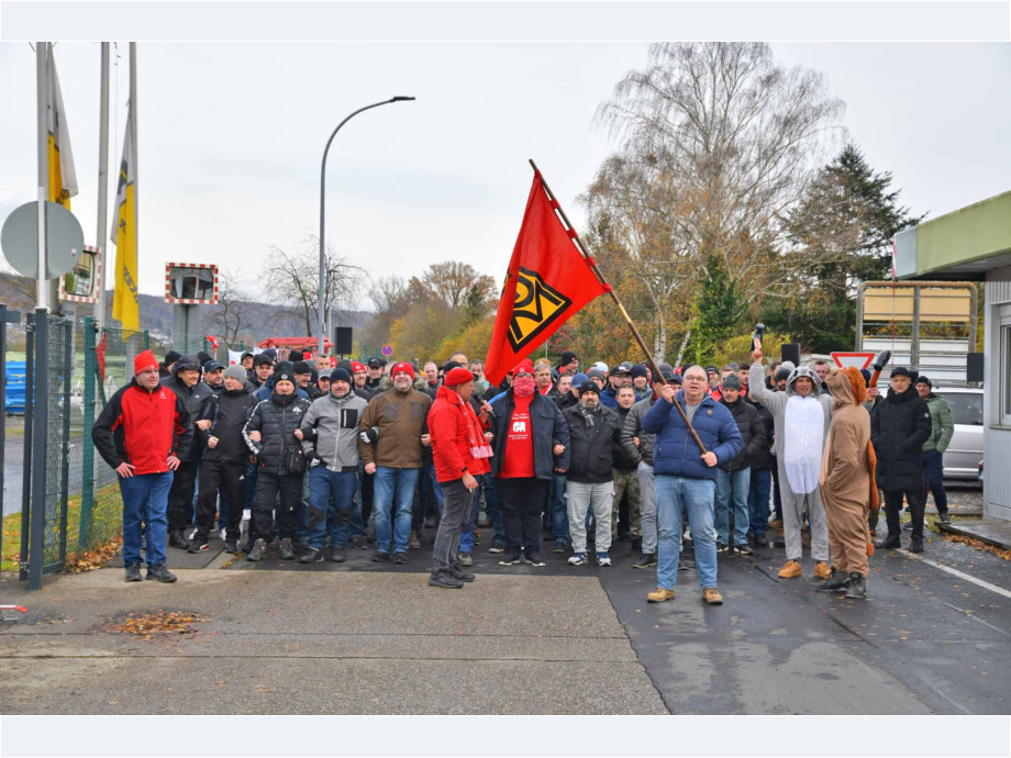 Versammeln vor dem Tor