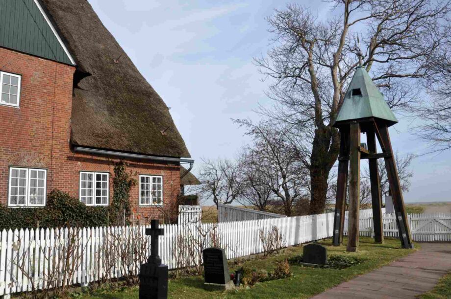 Den kleinen Glockenstapel auf der Kirchwarft auf Hallig Hooge