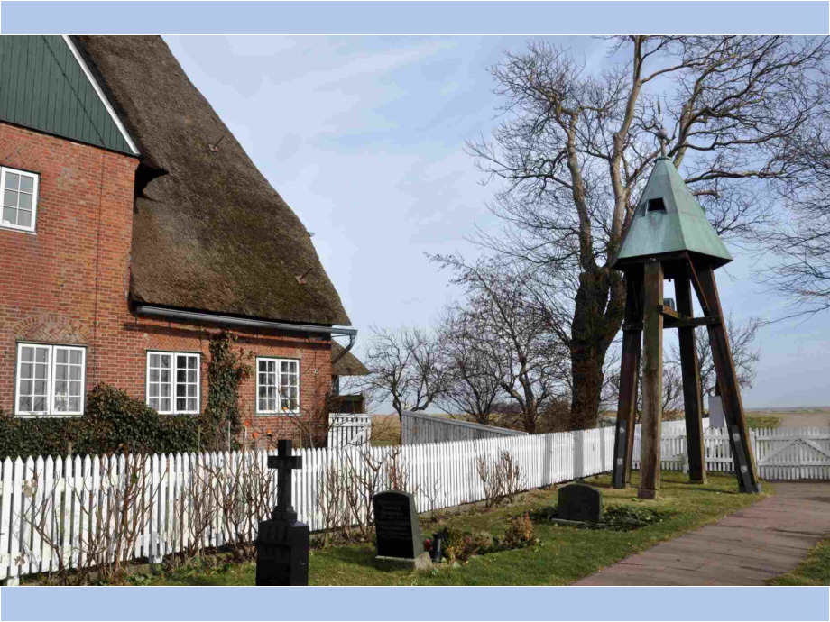 Den kleinen Glockenstapel auf der Kirchwarft auf Hallig Hooge