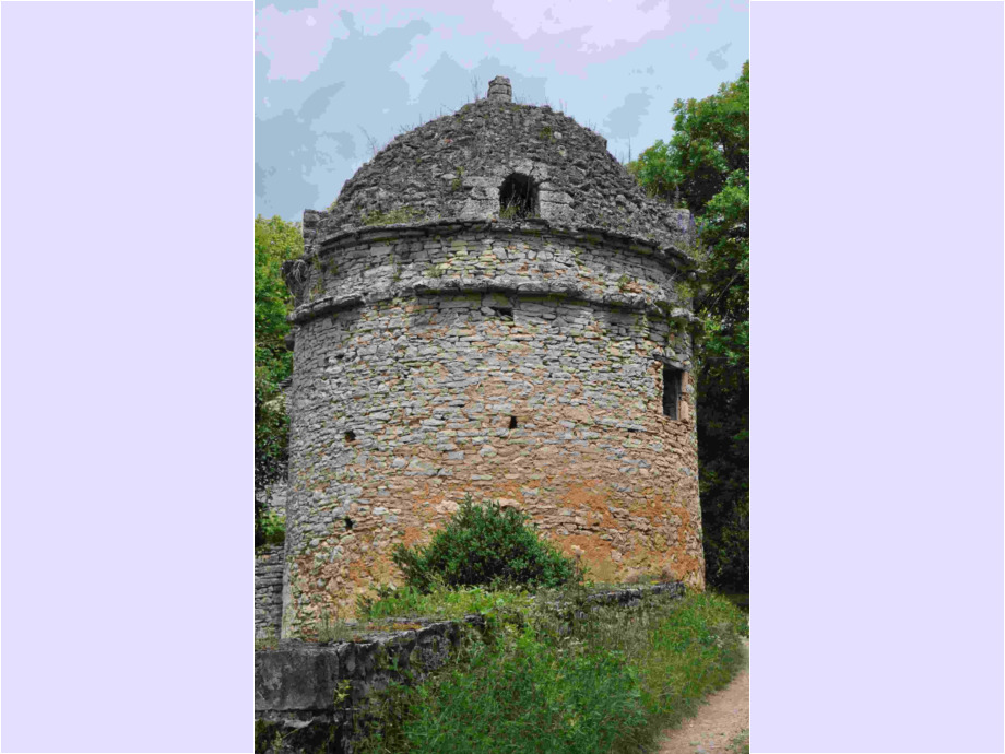 Taubenturm in der Dordogne, dort landschaftsprägendes Element