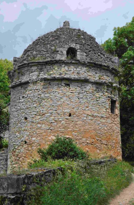 Taubenturm in der Dordogne, dort landschaftsprägendes Element