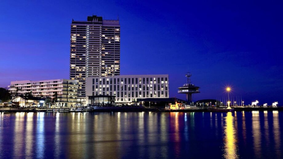 Hotelturm mit Leuchtfeuer und Radarturm, Travemünde
