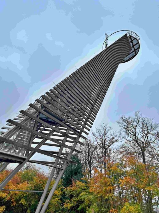 Ireneturm: Der Ireneturm (Tromm-Turm) ist ein Aussichtsturm in der Nähe von Rimbach im Odenwald. Die asymetrische Stahlkonstruktion (Neigung 54,3 Grad) mit eine Höhe von 33 Metern und einem Gewicht von 60 Tonnen ersetzt seit 2020 den alten Turm,der 1010 erbaut wurde.