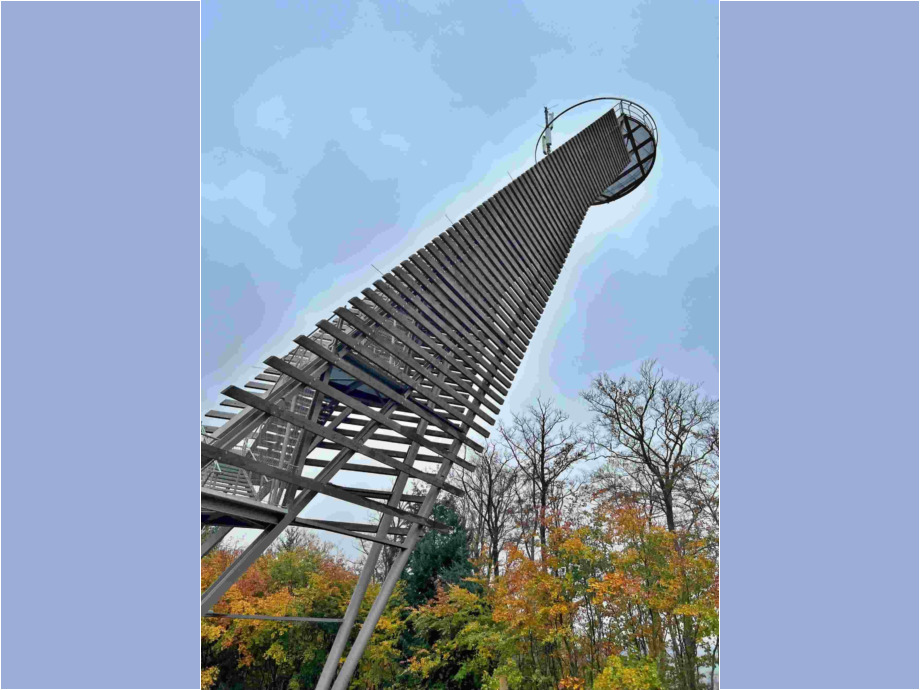 Ireneturm: Der Ireneturm (Tromm-Turm) ist ein Aussichtsturm in der Nähe von Rimbach im Odenwald. Die asymetrische Stahlkonstruktion (Neigung 54,3 Grad) mit eine Höhe von 33 Metern und einem Gewicht von 60 Tonnen ersetzt seit 2020 den alten Turm,der 1010 erbaut wurde.