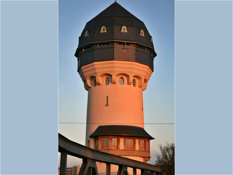 Wasserturm Darmstadt: Der Wasserturm am Darmstädter Hauptbahnhof wurde 1910 erbaut und 1978 unter Denkmalschutz gestellt. Somit ist er als Landmarke den Darmstädter erhalten geblieben und behergt heute ein Atelier und Veranstaltungsräume.