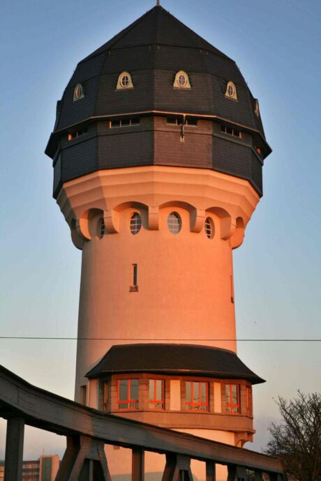 Wasserturm Darmstadt: Der Wasserturm am Darmstädter Hauptbahnhof wurde 1910 erbaut und 1978 unter Denkmalschutz gestellt. Somit ist er als Landmarke den Darmstädter erhalten geblieben und behergt heute ein Atelier und Veranstaltungsräume.