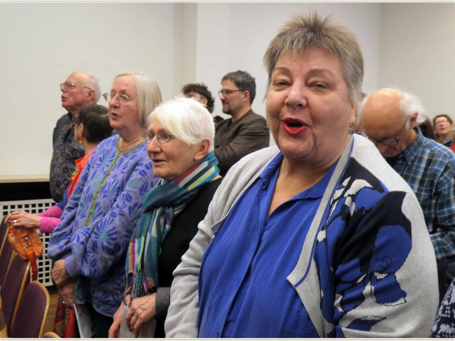 Alle zusammen singen "Die Internationale"