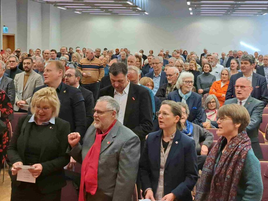 Alle singen "Die Internationale"