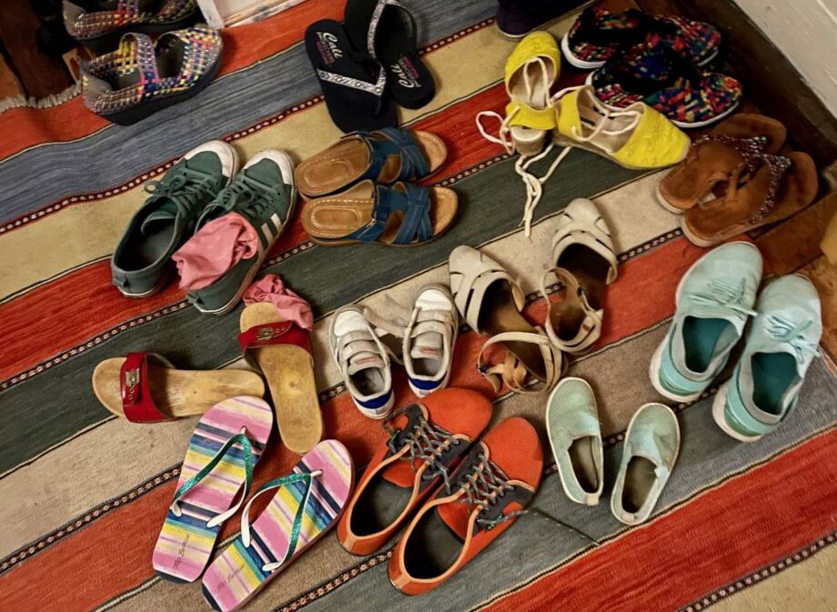 Wir ziehen die Schuhe aus, um es uns im Wohnzimmer gemütlich zu machen