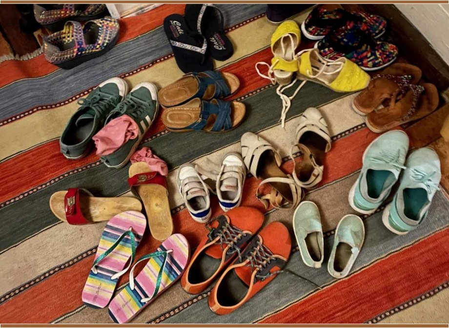 Wir ziehen die Schuhe aus, um es uns im Wohnzimmer gemütlich zu machen