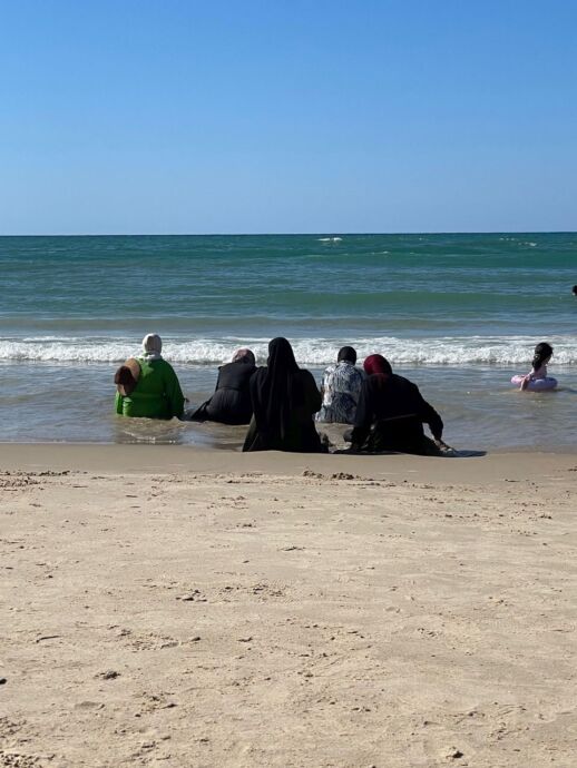 Frauen aus Ramalla, gemütlich die Wellen am Strand von Tel Aviv betrachtend