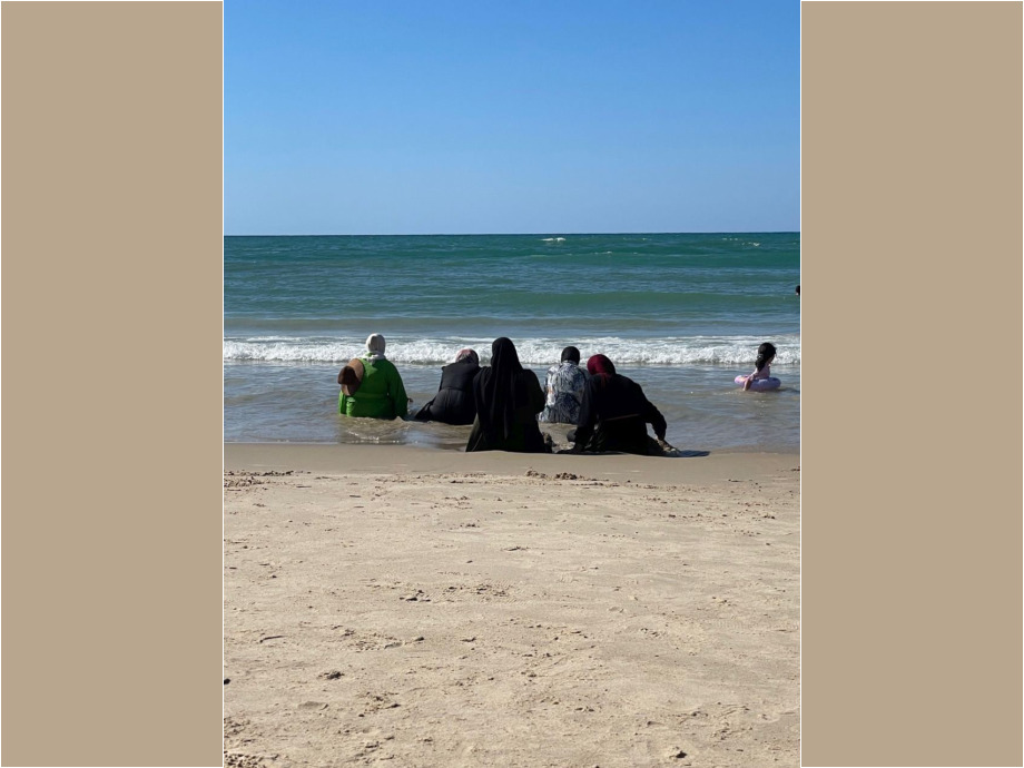 Frauen aus Ramalla, gemütlich die Wellen am Strand von Tel Aviv betrachtend