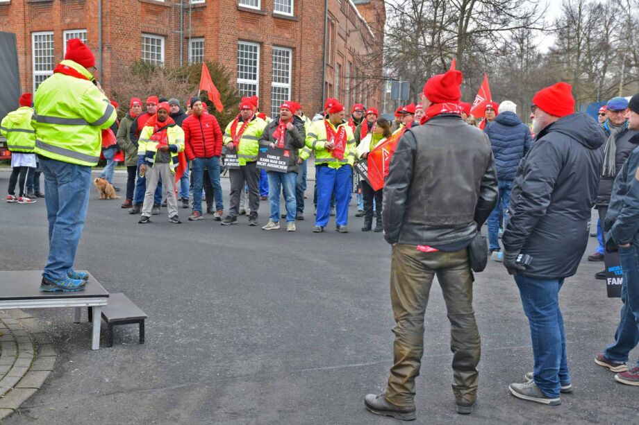 Aktive Mittagspause gegen die geplante Standortschliessung bei Mehler Texnologies in Fulda Aktive Mittagspause gegen die geplante Standortschliessung bei Mehler Texnologies in Fulda