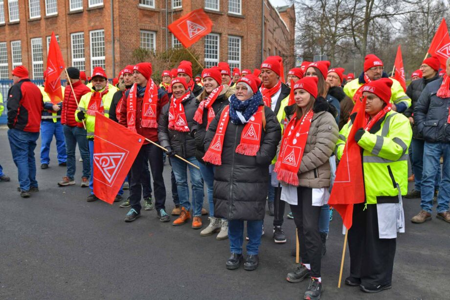 Aktive Mittagspause gegen die geplante Standortschliessung bei Mehler Texnologies in Fulda Aktive Mittagspause gegen die geplante Standortschliessung bei Mehler Texnologies in Fulda