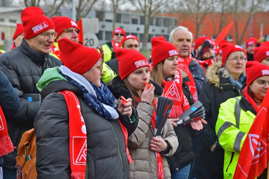 Aktive Mittagspause gegen die geplante Standortschliessung bei Mehler Texnologies in Fulda Aktive Mittagspause gegen die geplante Standortschliessung bei Mehler Texnologies in Fulda