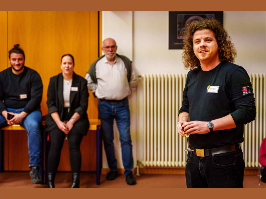 Bildungszentrum Gladenbach, begrüßt die Anwesenden zur Eröffnung der Ausstellung "Best of Fotomotto" Jonas Hohmann, Bildungssekretär im ver.di Bildungszentrum Gladenbach, begrüßt die Anwesenden zur Eröffnung der Ausstellung "Best of Fotomotto"
