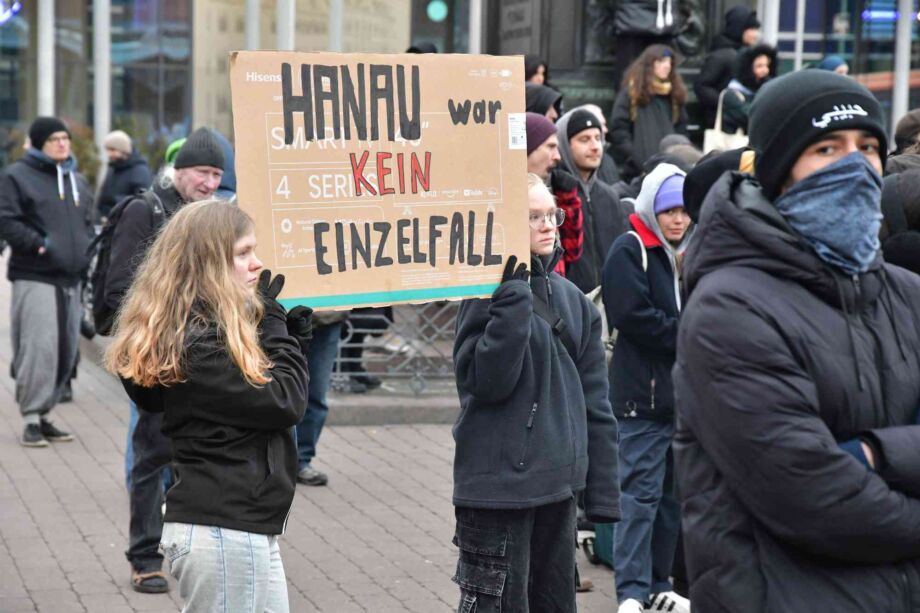 Lasst uns gemeinsam ein starkes Zeichen setzen gegen Rassismus und Diskriminierung! Lasst uns gemeinsam ein starkes Zeichen setzen gegen Rassismus und Diskriminierung!