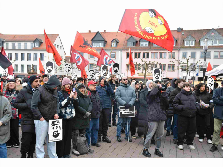 Auf dem Marktplatz versammelten sich hunderte Menschen