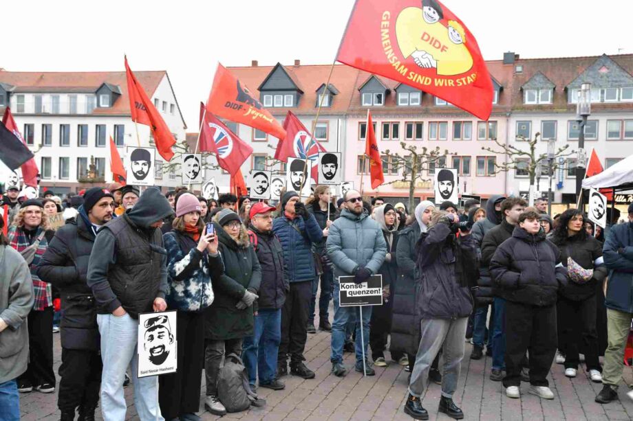 Auf dem Marktplatz versammelten sich hunderte Menschen Auf dem Marktplatz versammelten sich hunderte Menschen