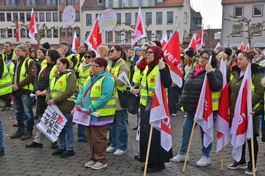 Kolleginnen und Kollegen auf dem Marktplatz