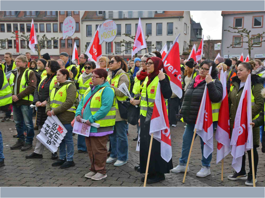 Kolleginnen und Kollegen auf dem Marktplatz