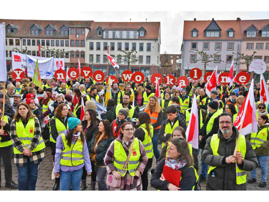 Kundgebung auf dem Marktplatz mit 1.800 Teilnehmer:innen