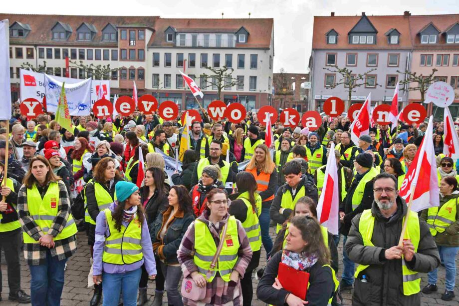 Kundgebung auf dem Marktplatz mit 1.800 Teilnehmer:innen