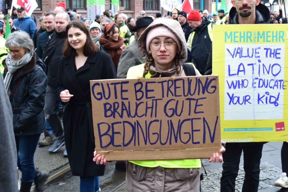 Wir brauchen die Verbesserung unserer Arbeitsbedingungen! Wir brauchen die Verbesserung unserer Arbeitsbedingungen!