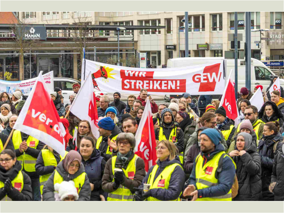 Wir sind sichtbar! Wir sind spürbar! Wir sind sichtbar! Wir sind spürbar!