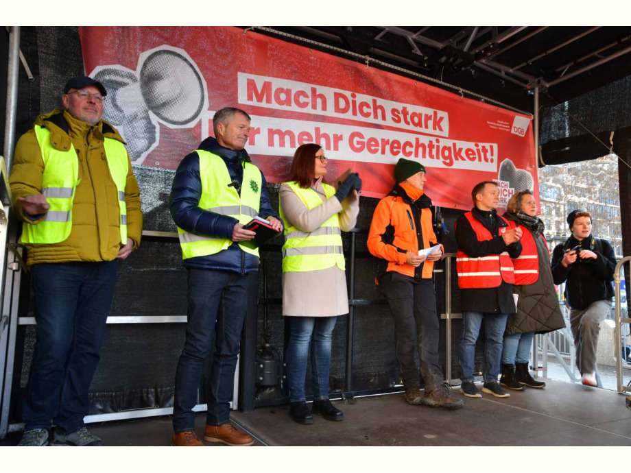 2500 Beamte und Beamtinnen demonstrieren in Frankfurt