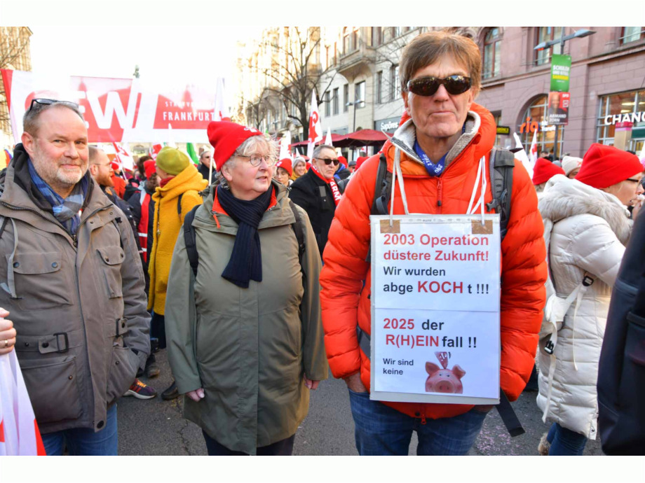 2500 Beamte und Beamtinnen demonstrieren in Frankfurt