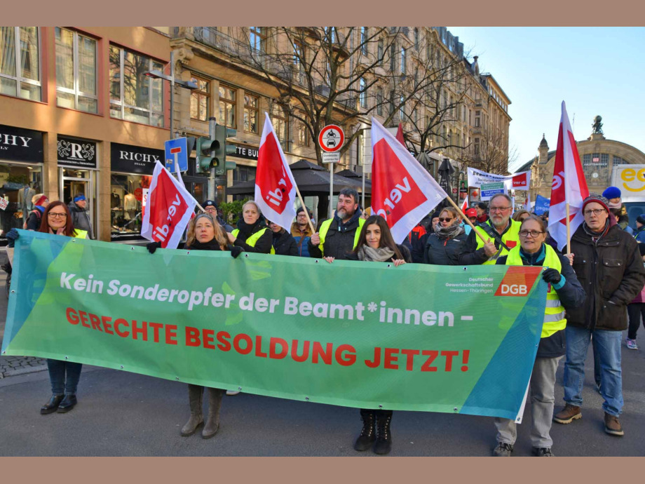 2500 Beamte und Beamtinnen demonstrieren in Frankfurt
