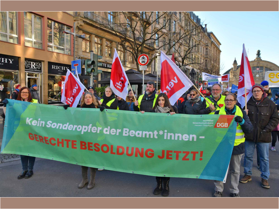 2500 Beamte und Beamtinnen demonstrieren in Frankfurt