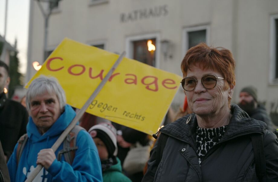 Unsere Arbeitsplätze und die medizinische Versorgung in der Region sind gefährdet Unsere Arbeitsplätze und die medizinische Versorgung in der Region sind gefährdet