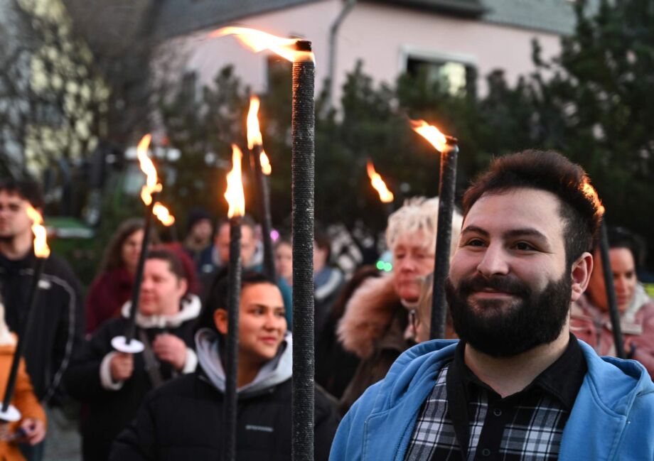 Unsere Arbeitsplätze und die medizinische Versorgung in der Region sind gefährdet Unsere Arbeitsplätze und die medizinische Versorgung in der Region sind gefährdet