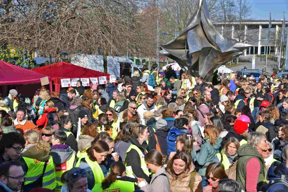 Der Platz ist voll Der Platz ist voll