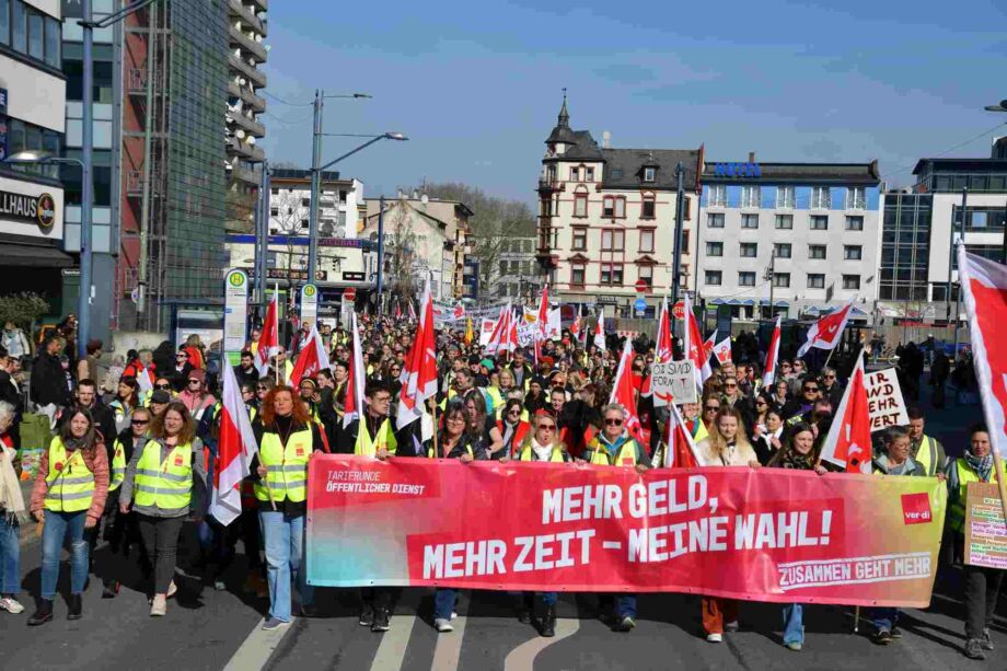 Demozug durch die Stadt Demozug durch die Stadt
