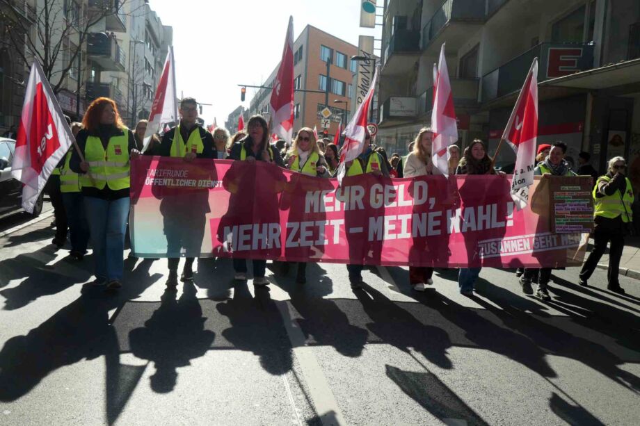 Demozug durch die Stadt Demozug durch die Stadt