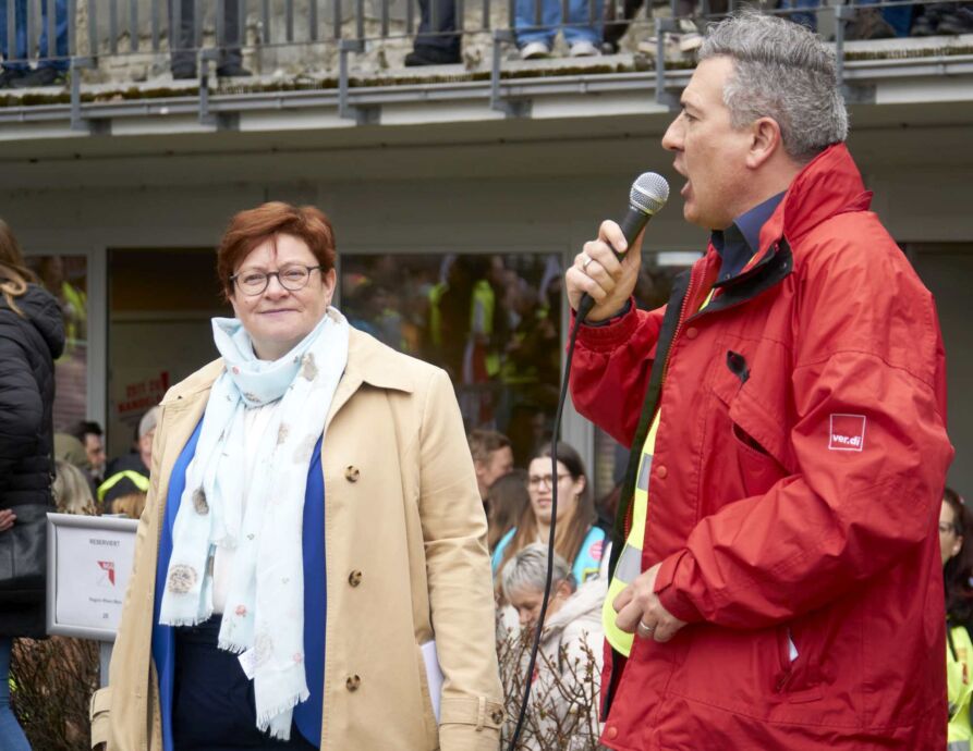 Auftaktkundgebung am Frankfurter Gewerkschaftshaus mit Christiane Behle, verdi und Alex Klein, verdi Hessen Auftaktkundgebung am Frankfurter Gewerkschaftshaus mit Christiane Behle, verdi und Alex Klein, verdi Hessen