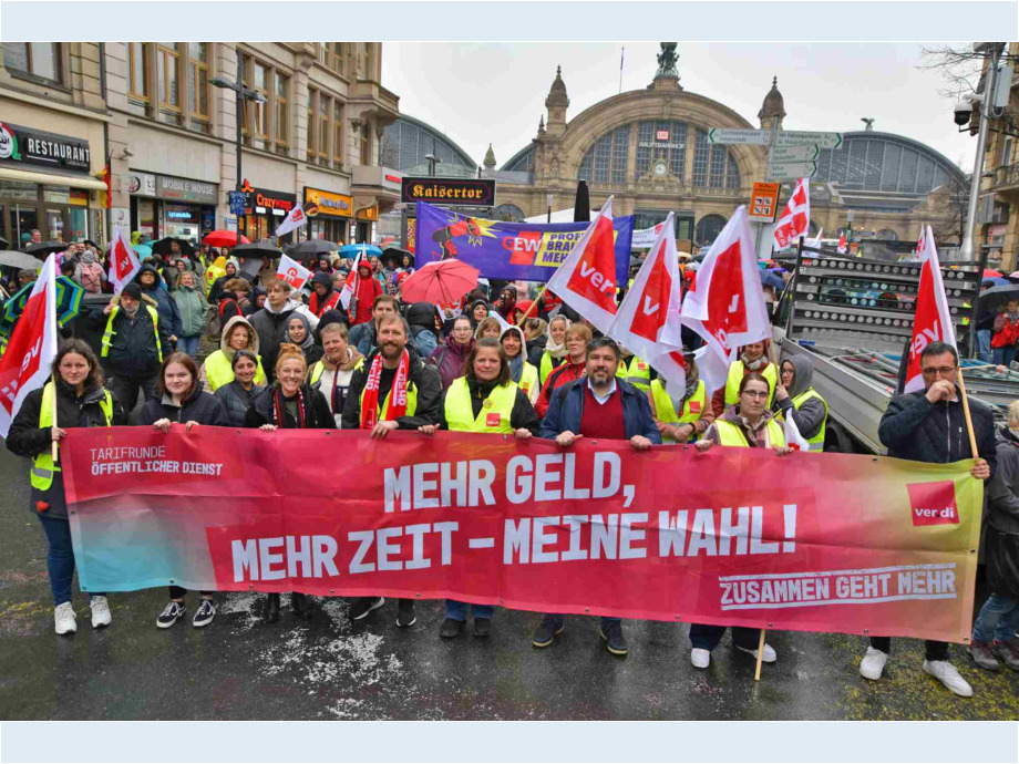 Demozug am Frankfurter Hauptbahnhof
