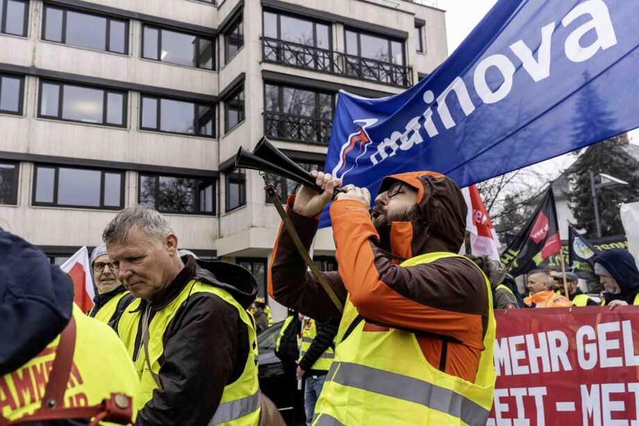 Wir sind hier, wir sind laut! Wir sind hier, wir sind laut!