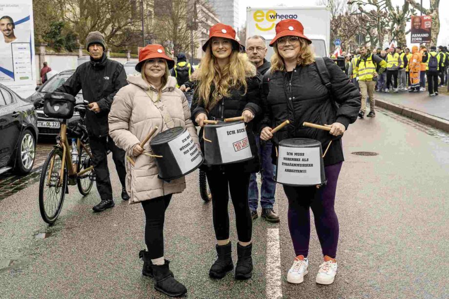 Wir sind hier, wir sind laut! Wir sind hier, wir sind laut!