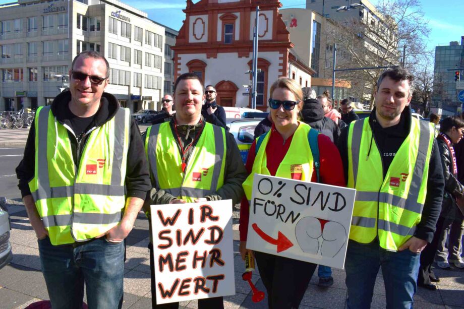 Streikversammlung am Rathaus Offenbach Streikversammlung am Rathaus Offenbach