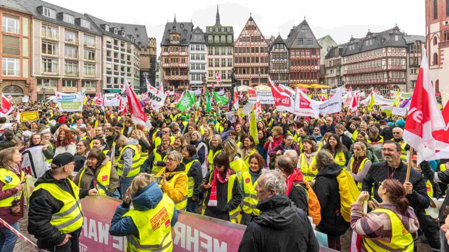 Der Römerberg ist voll Der Römerberg ist voll