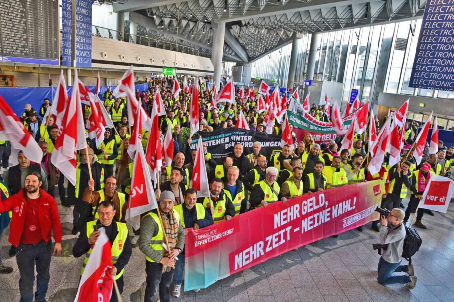 Tarifverhandlungen für den Öffentlichen Dienst und für die Luftsicherheitskräfte, Warnstreik am 10.03.2025 am Flughafen Frankfurt Tarifverhandlungen für den Öffentlichen Dienst und für die Luftsicherheitskräfte, Warnstreik am 10.03.2025 am Flughafen Frankfurt